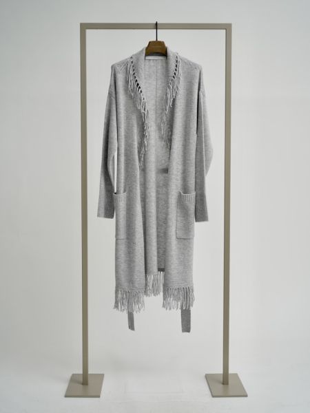 Lange Strickjacke mit Fransen und Bindegürtel