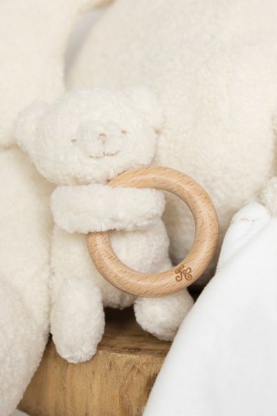 Kleiner Teddybär mit Holzring